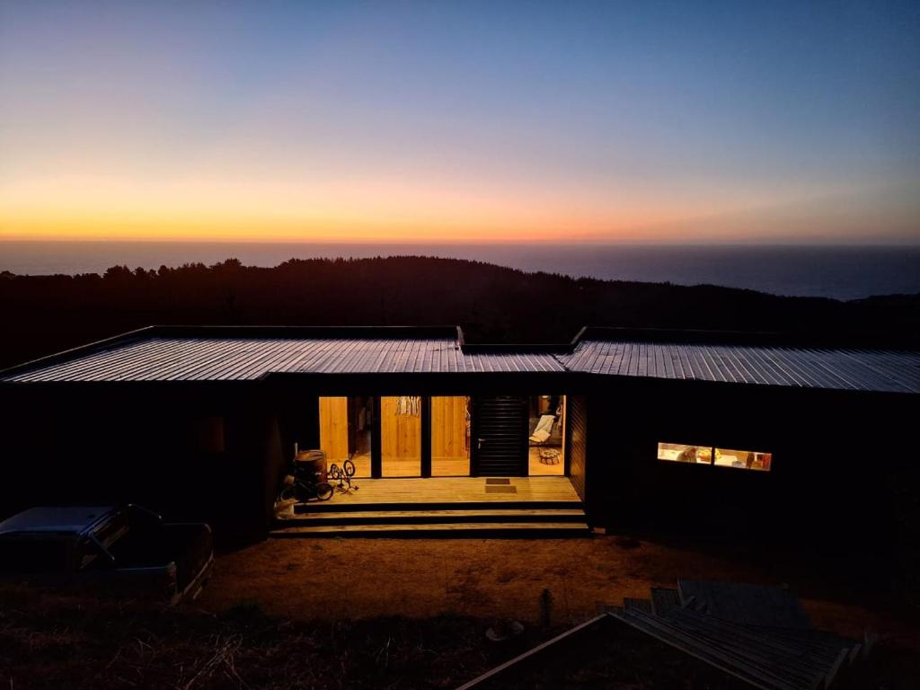 Casa al atardecer con vista al mar